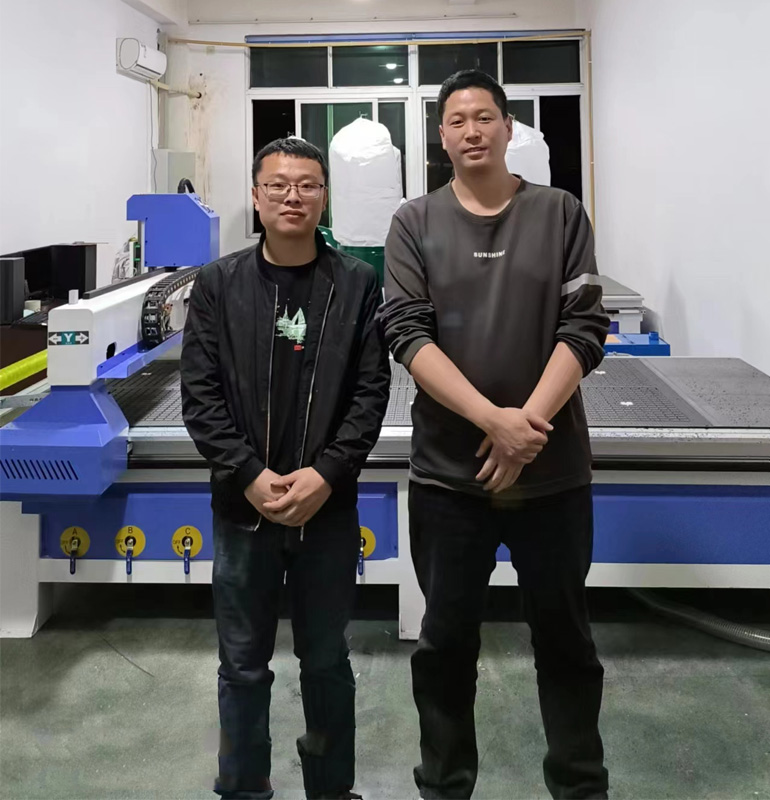 浙江客戶點贊聊工1325木工數(shù)控雕刻機(圖1)
